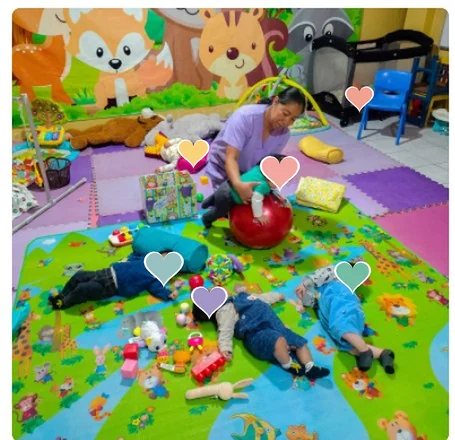 Niñas y niños jugando en la sala de estimulación